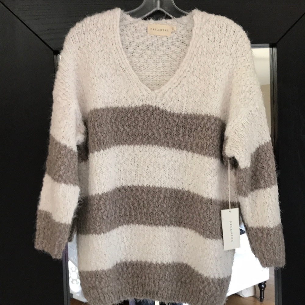 🌷 Super Soft Popcorn V-Neck Sweater!